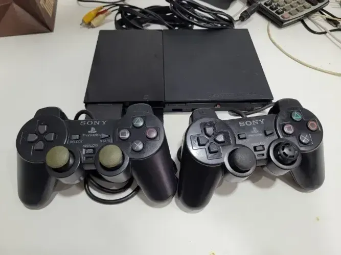 PlayStation 2 PS2 Slim Desbloqueado + 2 Controles Originais + Cabos
