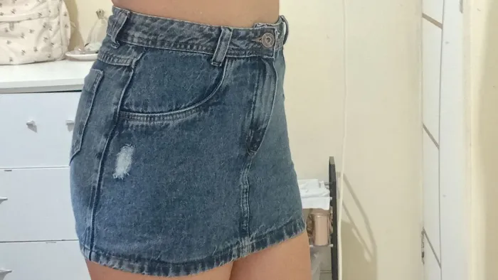 desapego de saia jeans e short de academia.