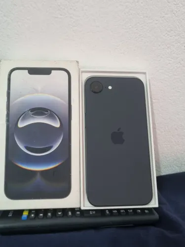 iPhone 16e 256 GB na caixa com acessórios 