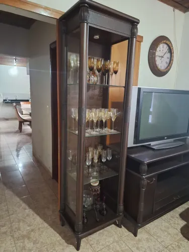Cristaleira com spot de luz (taças não inclusas)
