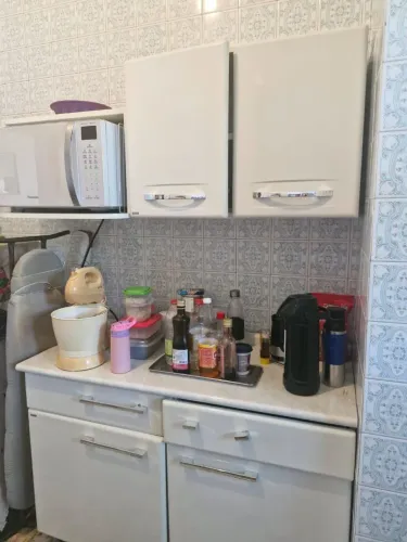 Armário metálico suspenso. Duas portas. Bom estado.