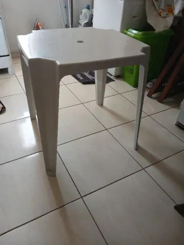 Mesa branca de plástico. (Apenas UMA unidade)