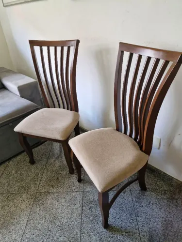Cadeiras em madeira com encosto alto