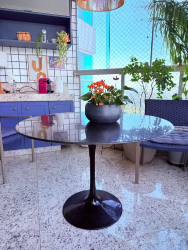 Mesa saarinen redonda de granito preto