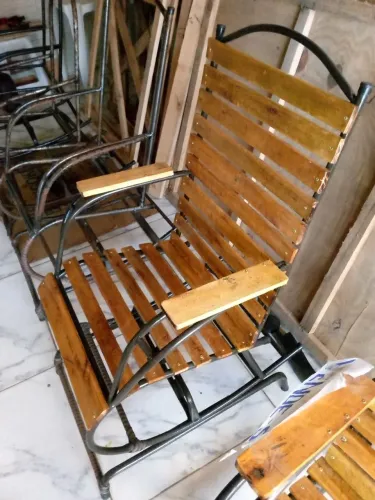 Cadeira de balanço amadeirada