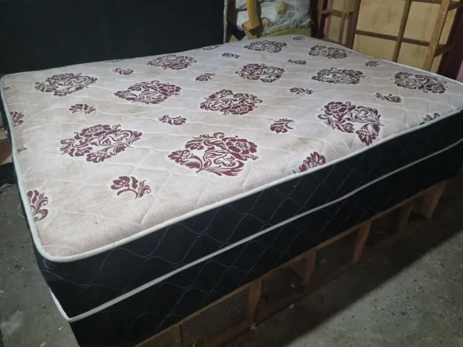 Vendo cama box casal padrão de espuma D45 usada mas bem conservada higienizada entrego 