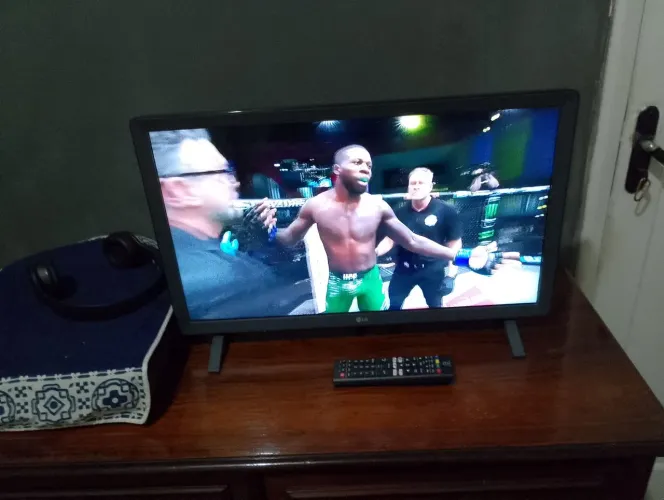 Vendo smart TV LG 27 polegadas funcionando perfeitamente.