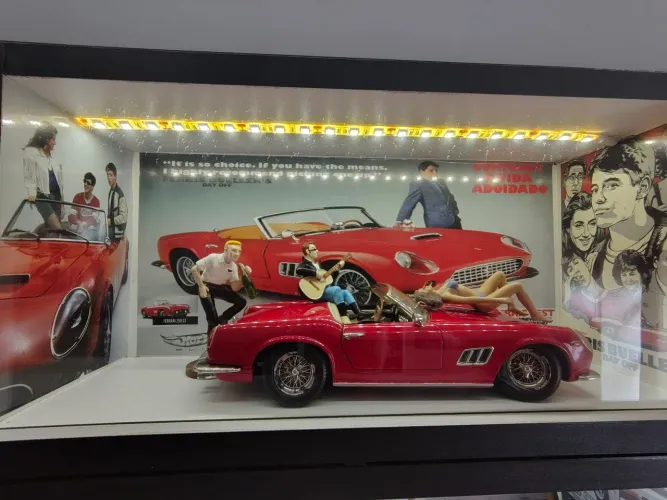 Diorama do Vivendo a vida a doidado com iluminação e miniatura da Ferrari Califórnia 1:18