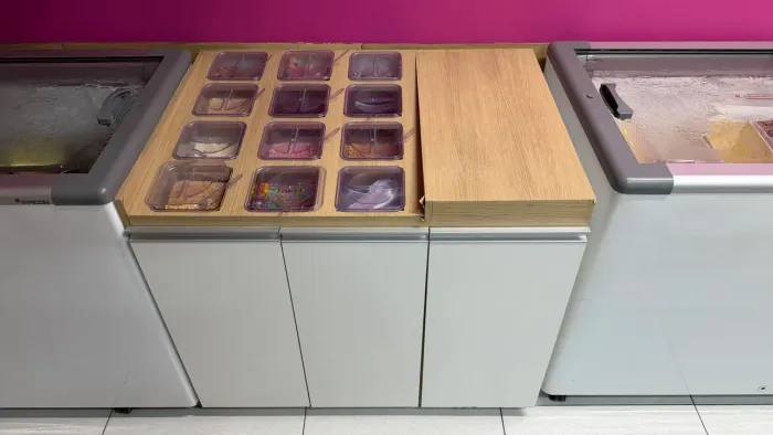 Bancada para acompanhamentos de açaí e sorvetes com 12 cubas em acrílico 