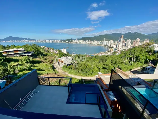 MANSÃO SUSPENSA - CASA DE LUXO COM VISTA PARA O MAR