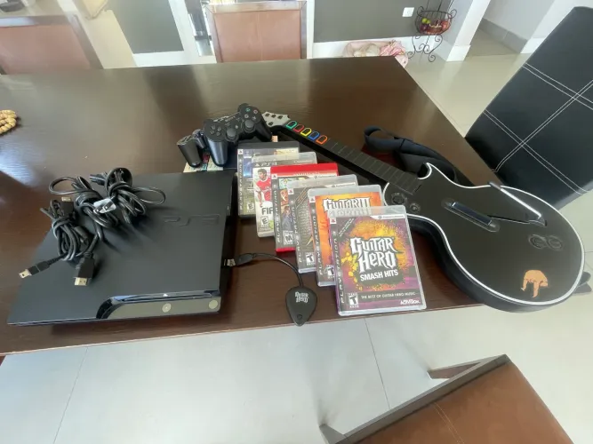 Ps3 Slim, com 6 jogos + guitarra!