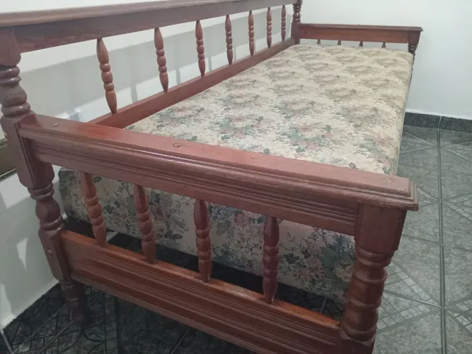 Antigo sofá em madeira com detalhe torneado anos 60 com baú