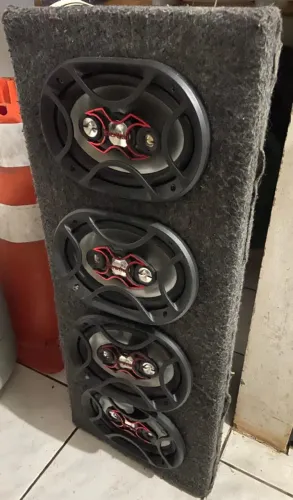 Caixa com 4 auto-falantes Bravox + rádio automotivo Roadstar