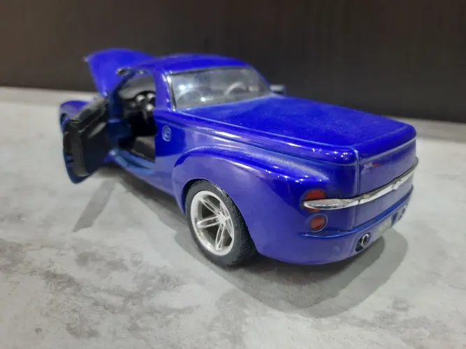Miniatura Chevrolet GM SSR 2000 - Escala 1:25