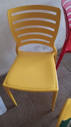 Cadeira para seu espaço livre (cores vermelho e amarelo) 100,00 und