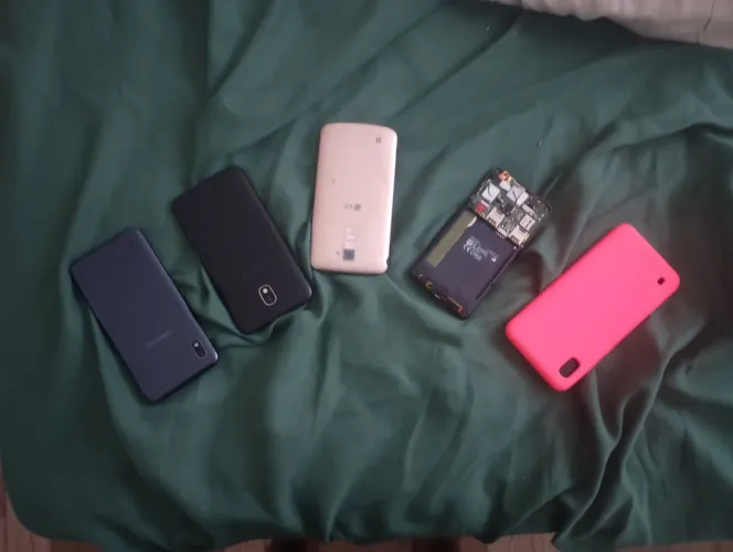 Lote de celulares "para consertar ou tirar peças"