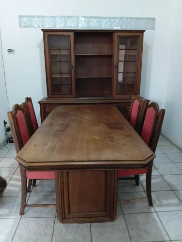Buffet de madeira com vidro e mesa de madeira com cadeiras de madeira  estofados 