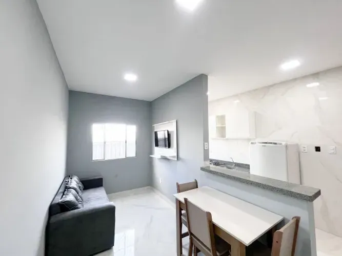 Apt. Mobiliado, fino acabamento, 2 qtos, cond fechado, p10, incluso agua e energia solar.