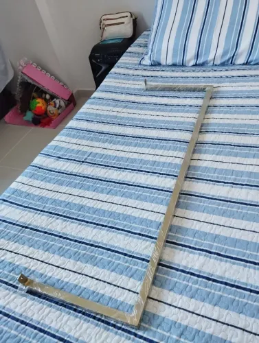 Arara cabideiro de parede metálica dourada