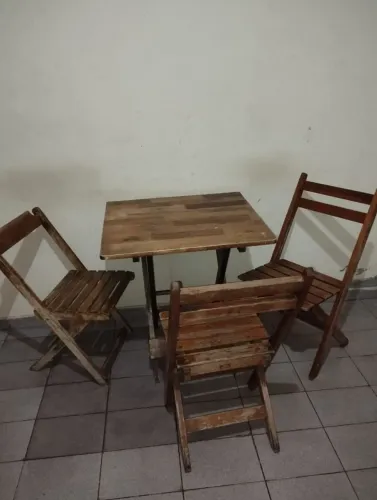 2 mesa para churrasco e 3 cadeiras de madeira.