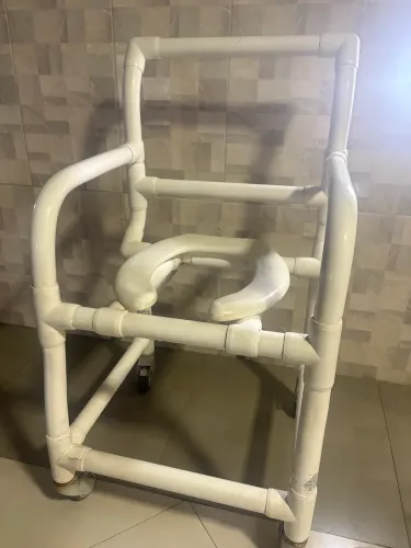 Cadeira de banho Marca Carci com rodinhas