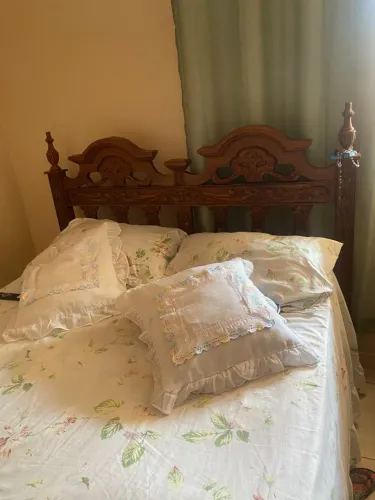 Cama sucupira em ótimo estado, muito conservada 