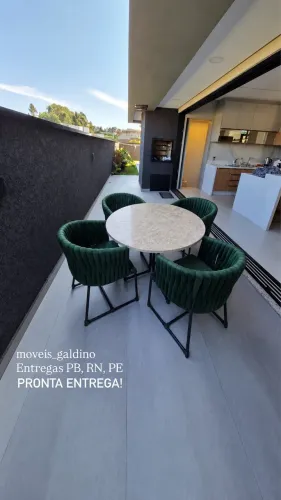 Mesa com tampo de granito com quatro cadeiras