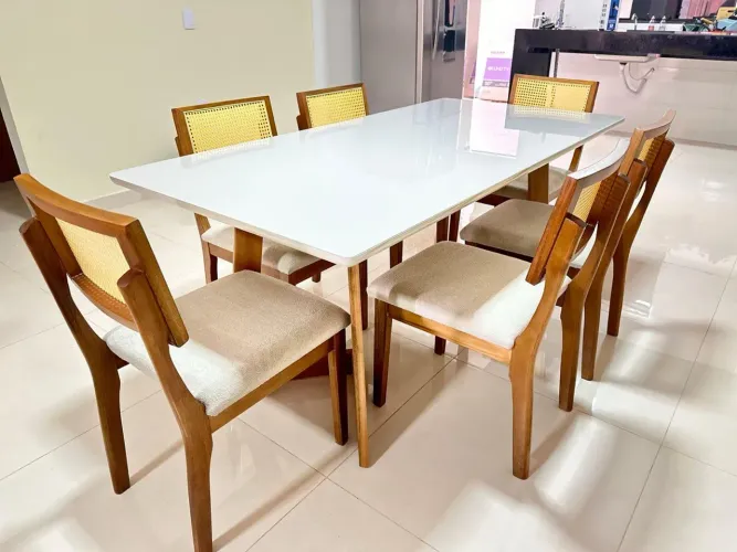 Mesa de Jantar 200x1.00 com tampo de vidro e 06 cadeiras 100% Madeira