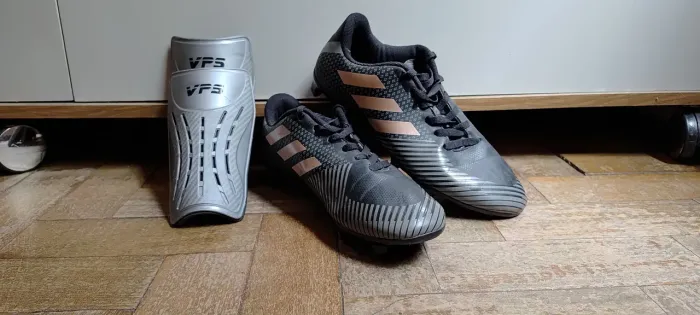 Chuteira Campo Adidas Artilheira 18 FG + Caneleiras VPS