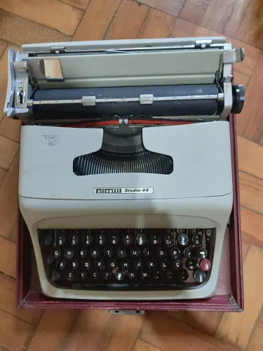 MÁQUINA DE ESCREVER OLIVETTI