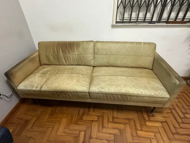 Sofá Tok&Stok em Couro Legítimo - 3 Lugares