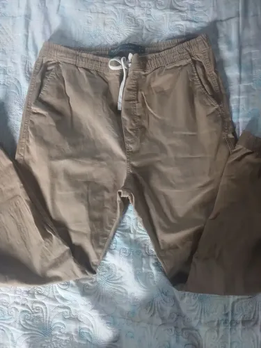 Camisa social ,e uma calça. 