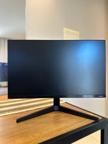 Monitor Samsung F24T350FHL de 24? Full HD com painel IPS e taxa de atualização de 75 Hz