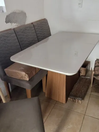 MESA COM AS QUATRO CADEIRAS