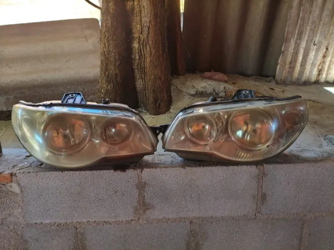 Faróis Originais Fiat Palio 2004-2012 em Perfeitas Condições.
