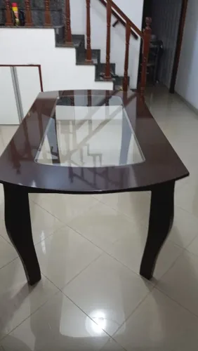 Mesa de jantar de madeira com de madeira e vidro