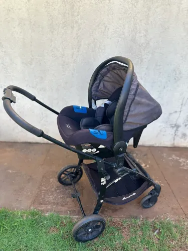 Carrinho Moisés com bebê conforto