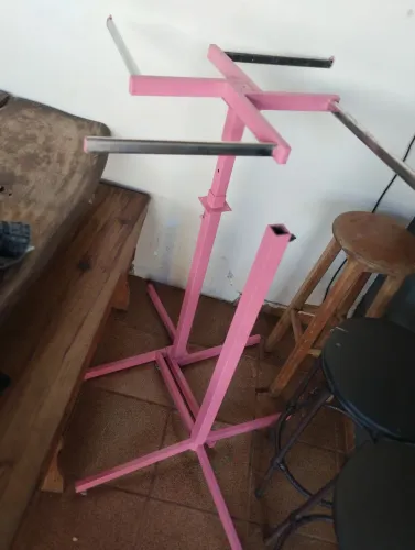 Arara de chão rosa