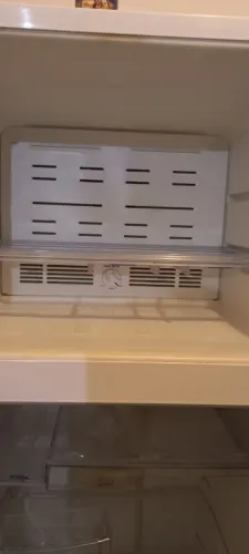 Vendo geladeira seminova,motor excelente e toda completa e limpa por dentro.