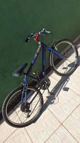 Bicicleta azul, com uns detalhes para arrumar e umas manutenções.
