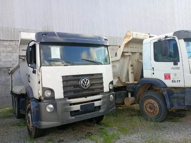 Caminhão VW 31280 com caçamba Rossetti, ano 2014