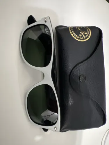 Óculos Ray Ban Wayfarer Preto e Branco RB 2132