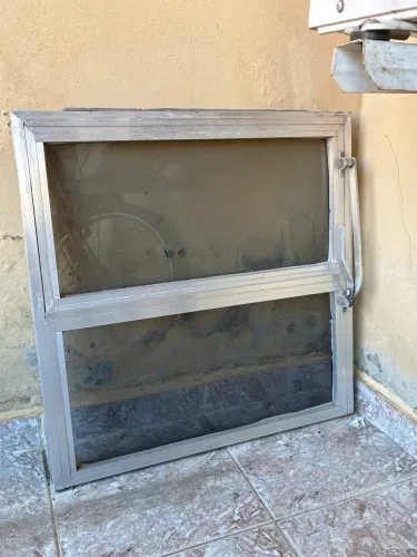 basculante de banheiro em alumínio com vidro