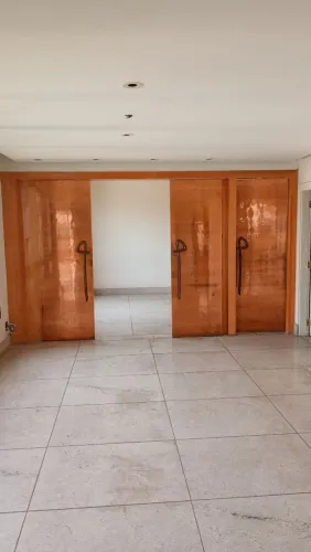 Porta maciça com acabamento de cobre 