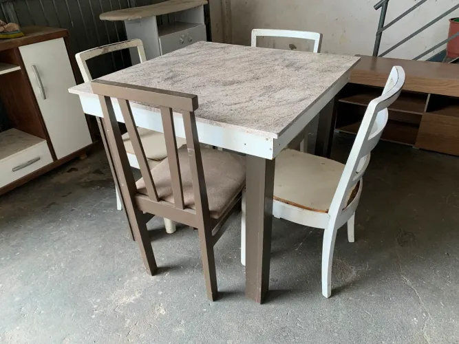 Mesa Com 4 Cadeiras Usadas !!