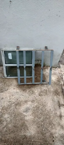 BASCULANTE COM VIDRO E GRADE METÁLICA DE PROTEÇÃO