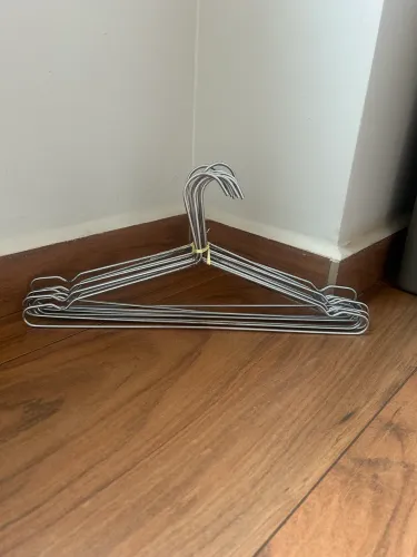 Kit com 100 cabides de ferro