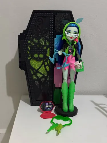Boneca Ghoulia Yelps Skulltimate Secreta Neon Frights G3