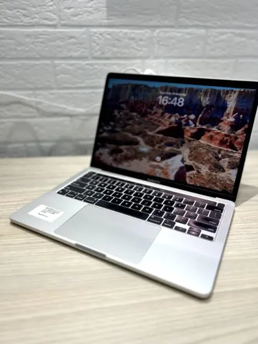Macbook PRO M2 13" 16Gbs RAM 256Gbs SSD