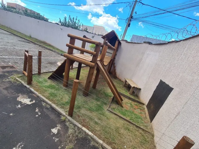 Alugo apartamento a 5 minutos do Uberlândia shopping e a 8 minutos do centro da cidade.